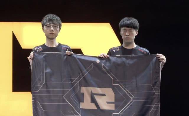 据背后更重 据背后更重